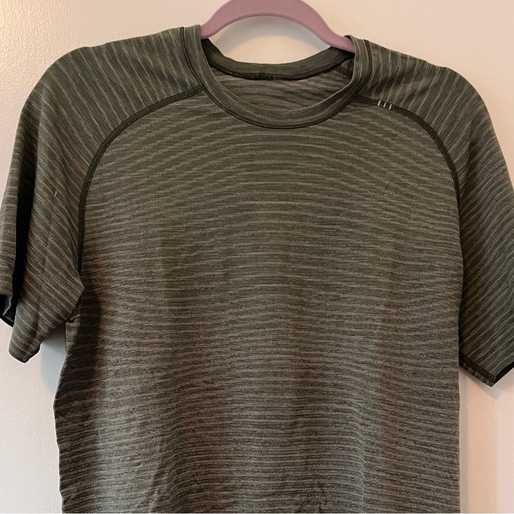 Lululemon Metal Vent Tech SS – Forest Green Stripe – Men’s Medium